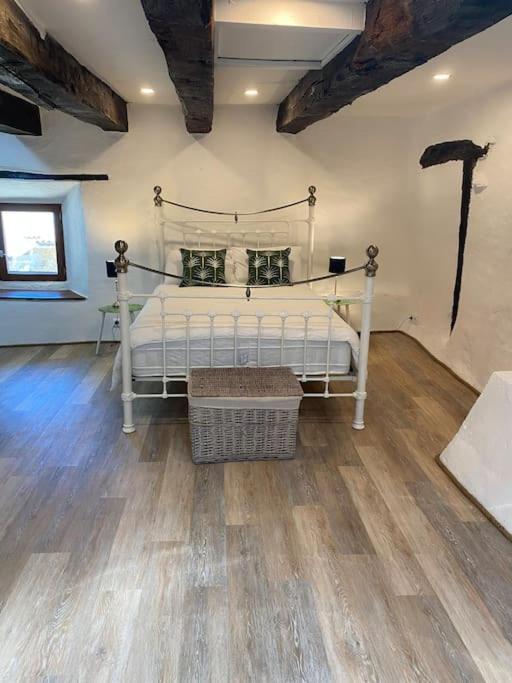 Spacious 1 Bed Home With Shared Pool Champagnac-la-Rivière Eksteriør bilde