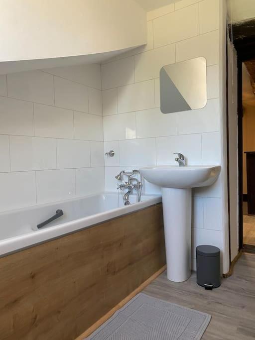 Spacious 1 Bed Home With Shared Pool Champagnac-la-Rivière Eksteriør bilde