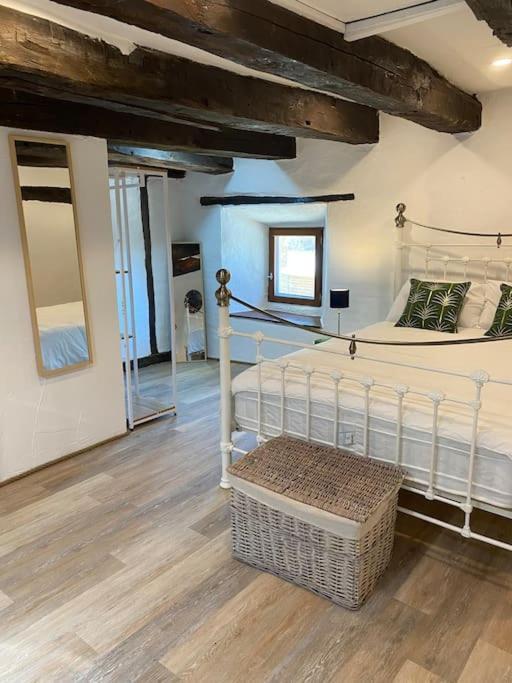 Spacious 1 Bed Home With Shared Pool Champagnac-la-Rivière Eksteriør bilde